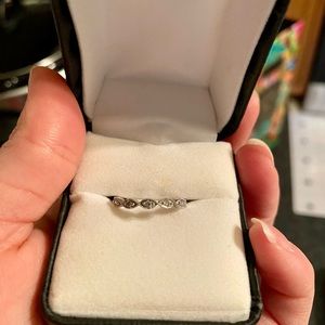 Skinny band with five diamonds